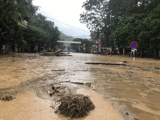 Floods sweep through highland district in Nghe An Province ảnh 2