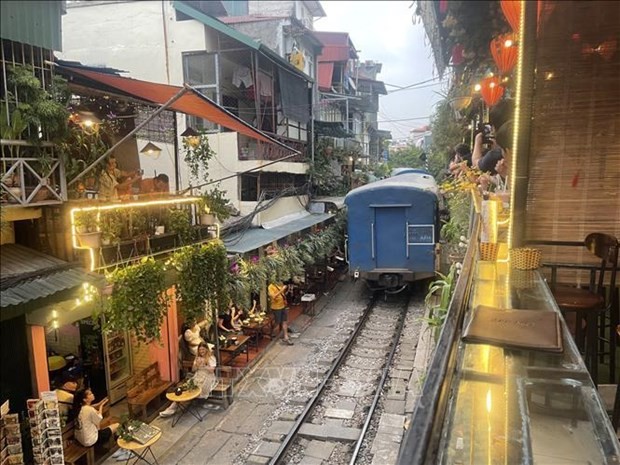 Authority maintains tough stance on safety violations on “railway café street“ ảnh 2