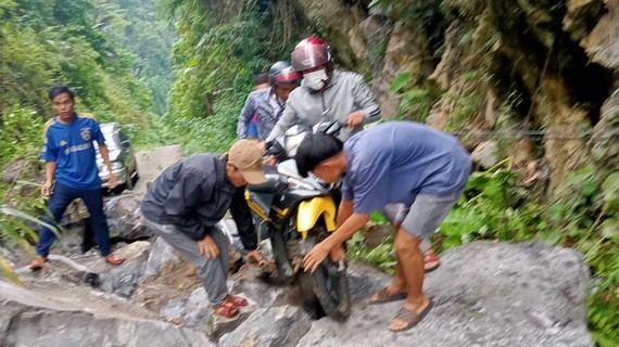Limestone mountain collapse isolates three villages in Quang Binh Province ảnh 1