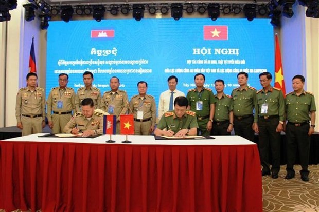 Police of Vietnam, Cambodia intensify border protection efforts ảnh 1