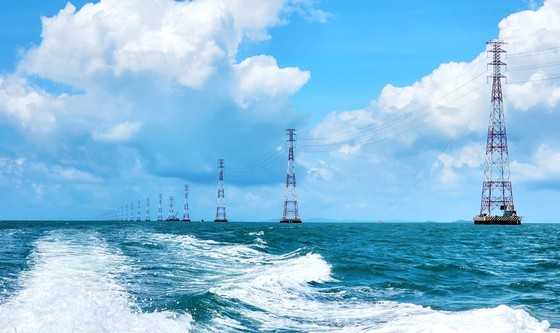 Phase 1 of Kien Binh - Phu Quoc 220kV cross-sea power line energized ảnh 1