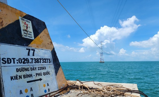 Phase 1 of Kien Binh - Phu Quoc 220kV cross-sea power line energized ảnh 3