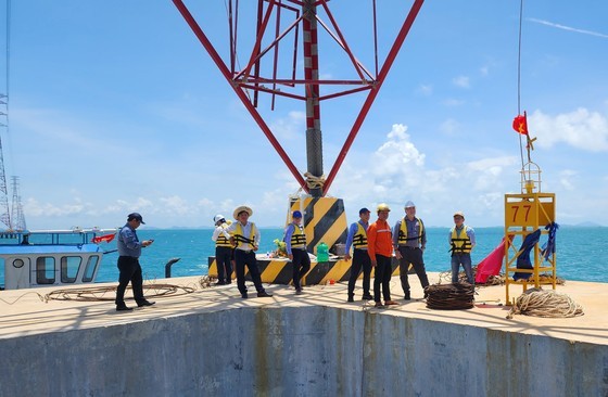 Phase 1 of Kien Binh - Phu Quoc 220kV cross-sea power line energized ảnh 2