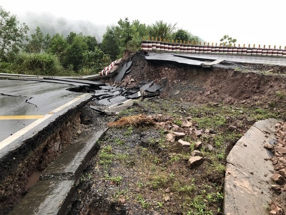Traffic to La Lay International Border Gate interrupted due to severe landslides ảnh 1