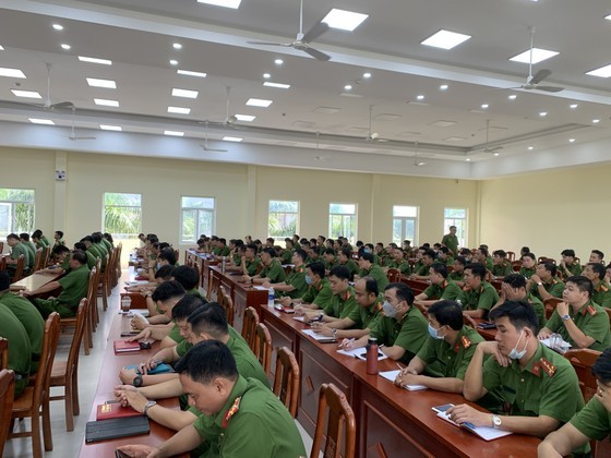 HCMC organizes training courses on firefighting, rescue for police officers ảnh 3