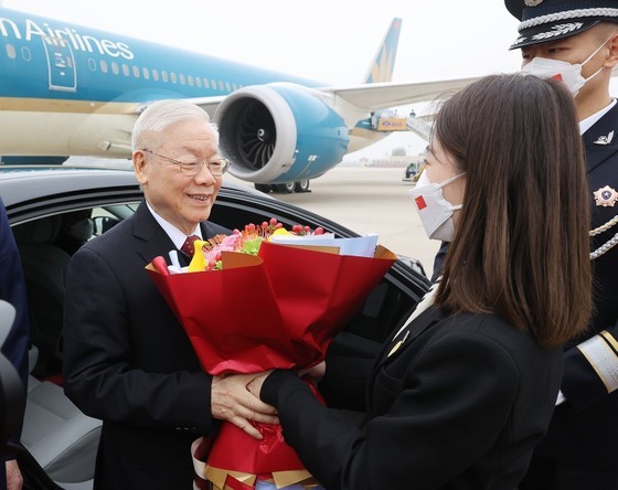 Party leader arrives in Beijing, starting China visit ảnh 2