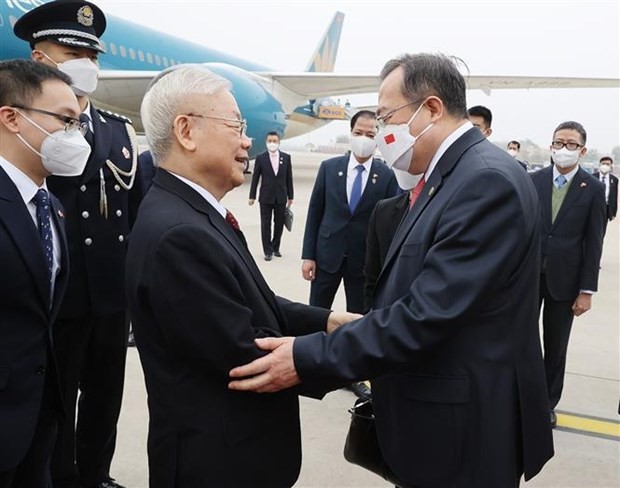 Party leader arrives in Beijing, starting China visit ảnh 3