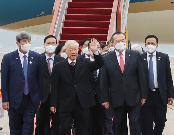 Party leader arrives in Beijing, starting China visit ảnh 4