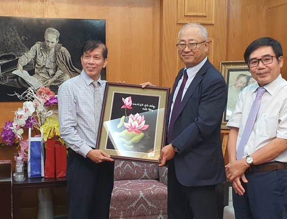 Korean journalist delegation visits SGGP Newspaper ảnh 2