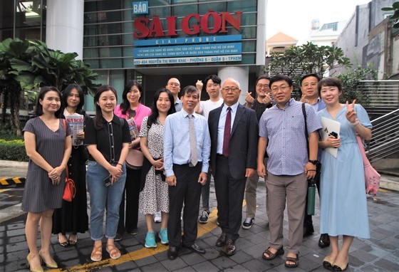 Korean journalist delegation visits SGGP Newspaper ảnh 3