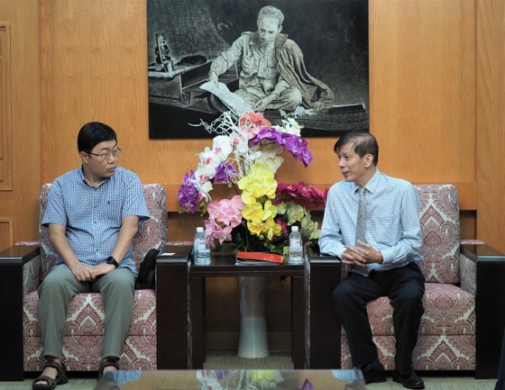 Korean journalist delegation visits SGGP Newspaper ảnh 1