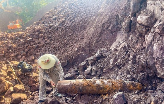 227-kilogram bomb discovered during landslide repair on National Highway 5D ảnh 1