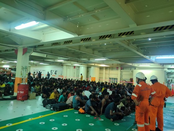 More than 300 people on drifting foreign ship saved near Vung Tau waters ảnh 2