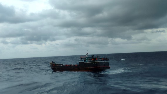 More than 300 people on drifting foreign ship saved near Vung Tau waters ảnh 1