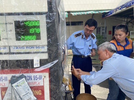 Market surveillance authorities simultaneously inspect gas stations in HCMC ảnh 2