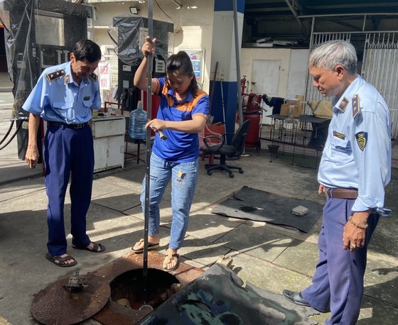 Market surveillance authorities simultaneously inspect gas stations in HCMC ảnh 3