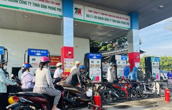 Market surveillance authorities simultaneously inspect gas stations in HCMC ảnh 1