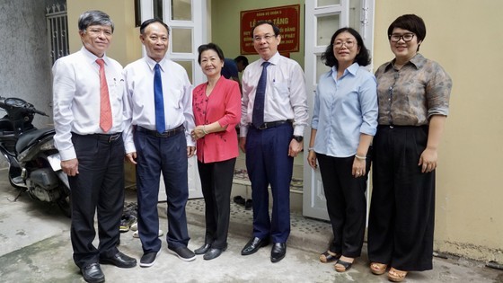 HCMC Party Committee Secretary visits senior teachers ảnh 4