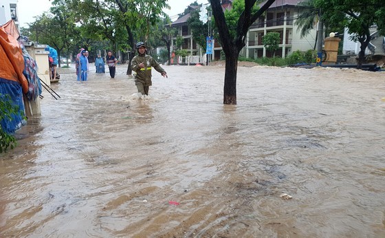 Heavy rains inundate thousands of houses in Quy Nhon City ảnh 10