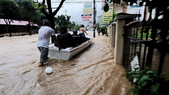 Heavy rains inundate thousands of houses in Quy Nhon City ảnh 6