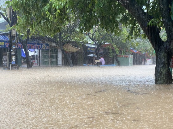 Heavy rains inundate thousands of houses in Quy Nhon City ảnh 11