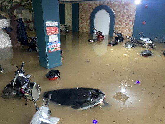 Heavy rains inundate thousands of houses in Quy Nhon City ảnh 9