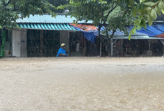 Heavy rains inundate thousands of houses in Quy Nhon City ảnh 16