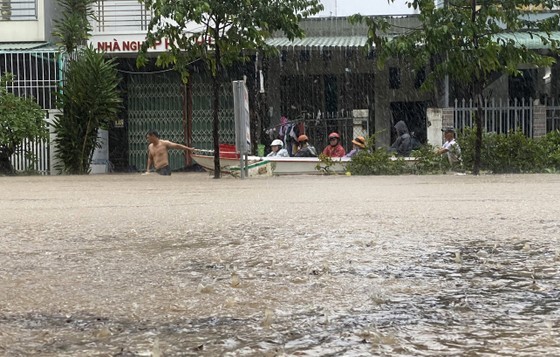 Heavy rains inundate thousands of houses in Quy Nhon City ảnh 15