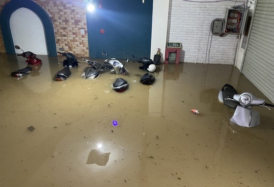 Heavy rains inundate thousands of houses in Quy Nhon City ảnh 8