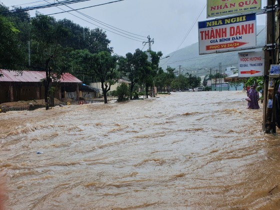 Heavy rains inundate thousands of houses in Quy Nhon City ảnh 13