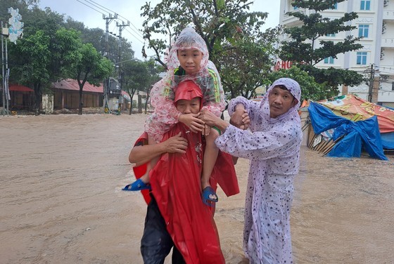 Heavy rains inundate thousands of houses in Quy Nhon City ảnh 5
