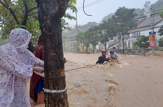 Heavy rains inundate thousands of houses in Quy Nhon City ảnh 1