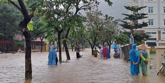 Heavy rains inundate thousands of houses in Quy Nhon City ảnh 3