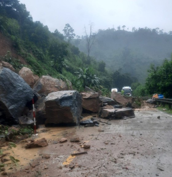 Heavy rains cause traffic congestion on National Highway 1A in Thua Thien - Hue ảnh 5