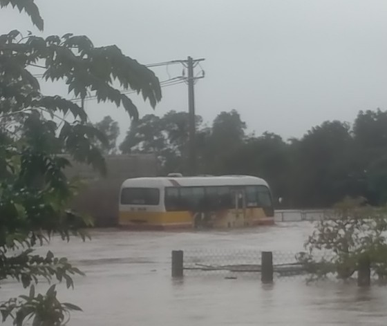 Heavy rains cause traffic congestion on National Highway 1A in Thua Thien - Hue ảnh 1