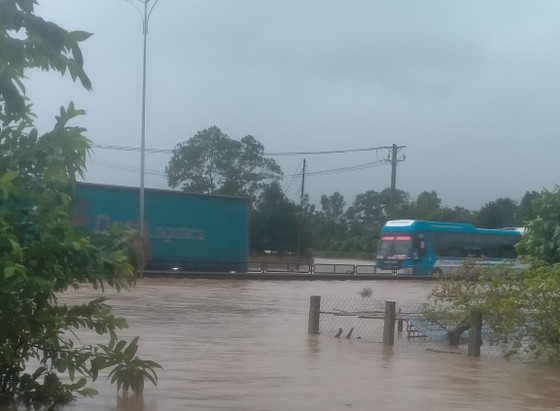 Heavy rains cause traffic congestion on National Highway 1A in Thua Thien - Hue ảnh 3