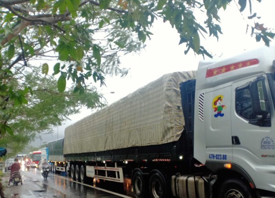 Heavy rains cause traffic congestion on National Highway 1A in Thua Thien - Hue ảnh 4