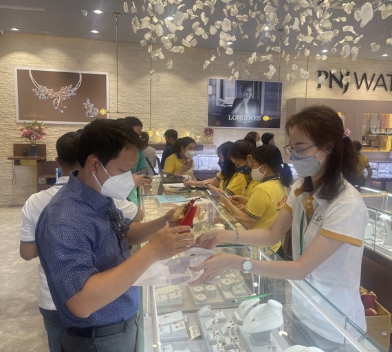 Gold declines VND500,000 per tael after Fed raises interest rates ảnh 1