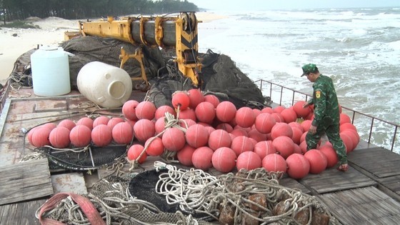 Quang Tri Province seeks for owner of drifted iron-hulled ship ảnh 2