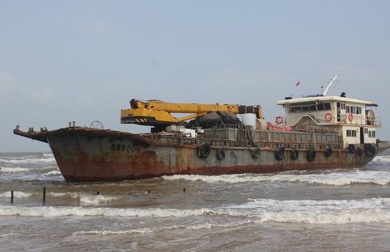 Quang Tri Province seeks for owner of drifted iron-hulled ship ảnh 1