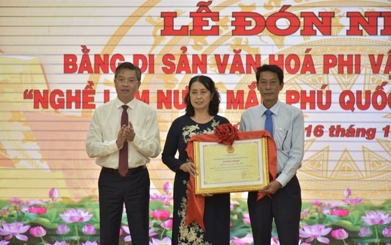 Phu Quoc fish sauce craft becomes national intangible cultural heritage ảnh 1