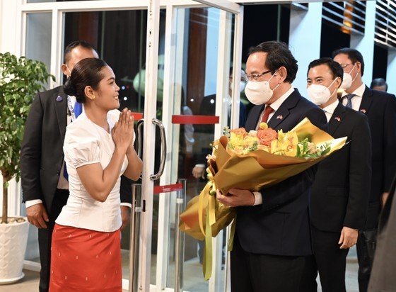 Mr. Nguyen Van Nen and HCMC's high-ranking delegation arrive in Cambodia. (Photo: SGGP)