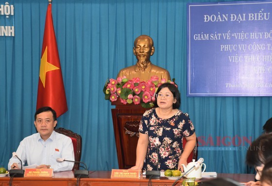 Ms. Van Thi Bach Tuyet, Deputy Head of the specialized delegation, the HCMC NA Deputies Delegation, speaks at the meeting. (Photo: SGGP)