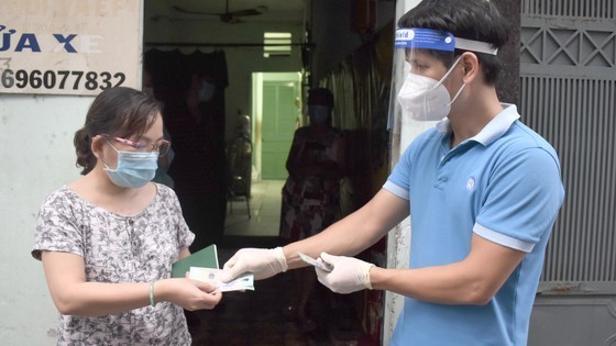 Ho Chi Minh City has given financial support to 6,618,823 out of 7,367,865 people, merely reaching 88.48 percent with the corresponding amount of nearly VND6.52 trillion. (Photo: SGGP)