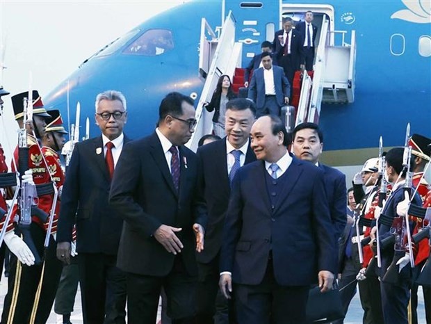 President Nguyen Xuan Phuc (right, first row) at the Soekarno-Hatta International Airport, Jakarta, Indonesia (Photo: VNA)
