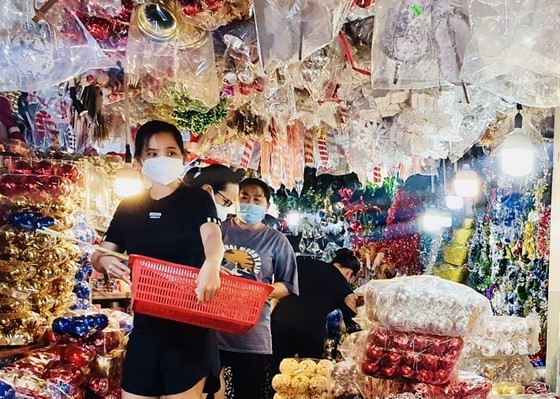 Customers buy Christmas decorative products at a store in District 5. (Photo: SGGP)