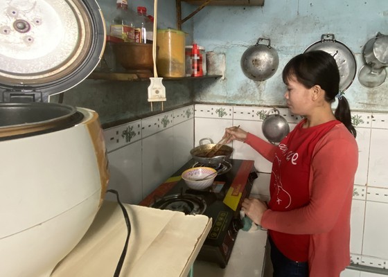Pham Thi Tem, a worker from Ca Mau Province, worries because she loses her job before the Tet holiday. (Photo: SGGP