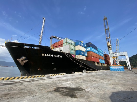 Chan May Port welcomes the Hai An View container ship with a capacity of 1,577 TEUs. (Photo: SGGP)