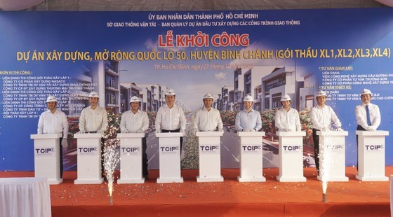 Construction of the National Highway 50 expansion project in Binh Chanh District starts. (Photo: SGGP)