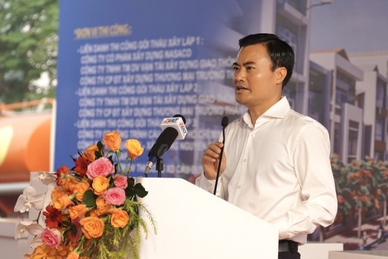 Mr. Bui Xuan Cuong, Vice Chairman of the HCMC People's Committee, requests contractors and construction supervision consultants to ensure quality and progress. (Photo: SGGP)